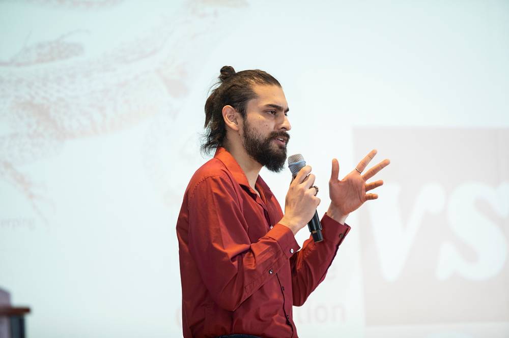 Emilio Mancero presenting to the audience.